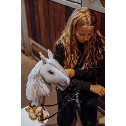 Hobbypaard Sigrid - Witte Schoonheid met Rode Showset - Dierenshop Lady
