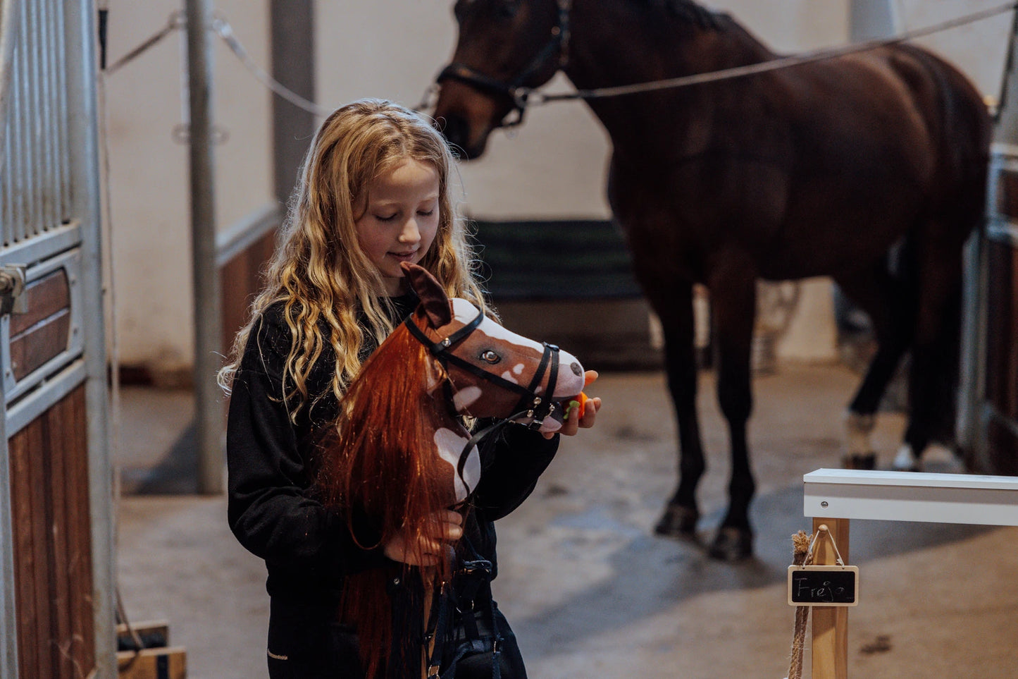 Hobbypaard Coco - Western Riding met Rood-Witte Aftekeningen